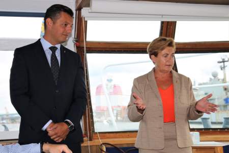 Elvir Dzanic, vd, och Cecilia Magnusson, ordförande, i Göteborgs hamn guidade under båtturen.